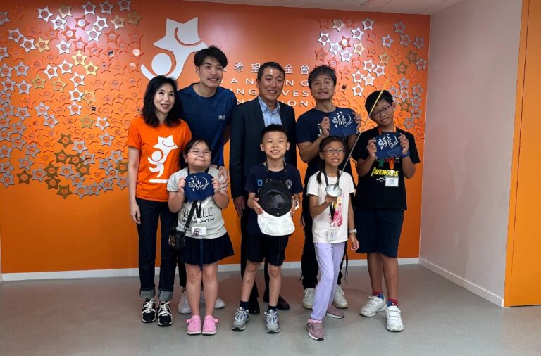 後排左起：成長希望基金会行政总監陳妙瑜，LEHK劍舍技術总監張小倫、張永漢慈善基金會創辦人張永漢、一瀧游泳有限公司創辦人方力申，一同見證「益動未來‧益童成長」慈善計劃的啟動