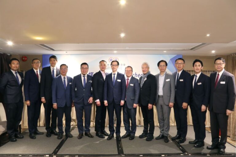 廠商會舉行傳媒午宴，與近30名傳媒機 構代表交流（左起廠商會副會長黃偉鴻 、施榮恆、陳家偉、吳國安、永遠名譽會長史立德、立法會代表吳永嘉議員、會長盧金 榮、常務副會長馬介欽、副會長黃家和、梁兆賢、駱百強、莊家彬、以及行政總裁徐耀 霖）