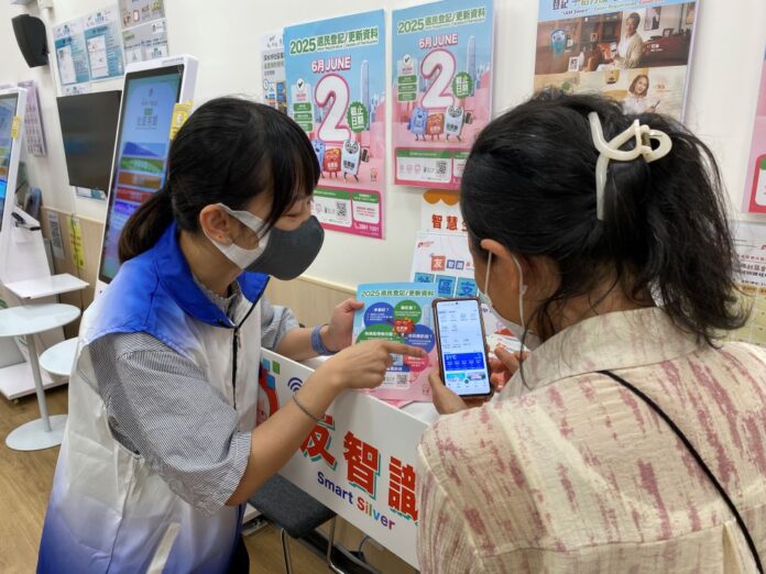 「友智識」長者數碼共融計劃推行機 構在社區支援點教導長者使用「智方 便」更新選民資料。