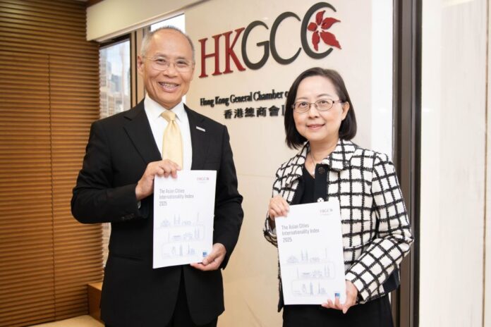 總商會主席陳瑞娟（右）及總裁楊偉添公布「亞洲城市國際化指數」，評估亞洲11個主要城市在七個範疇的表現。