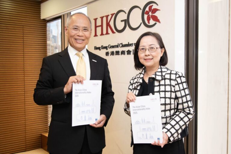 總商會主席陳瑞娟（右）及總裁楊偉添公布「亞洲城市國際化指數」，評估亞洲11個主要城市在七個範疇的表現。
