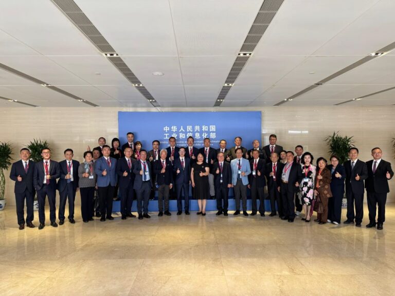 廠商會訪問團拜訪國家工業和信息化部國 際司副司長張曉雷（前排左十）