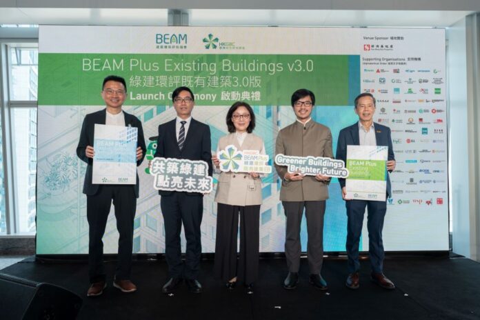 主禮嘉賓中華人民共和國香港特別行政區發展局局長甯漢豪, JP（中），與香港特別行政區政府「一帶一路」專員何力治（右二）、香港特別行政區政府機電工程署署理署長周厚強, JP（左二）、建築環保評估協會主席蘇鴻輝測量師（右一）以及香港綠色建築議會主席張天祥博士, SBS（左一）一同主持「綠建環評既有建築3.0版」啟動儀式。