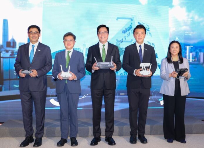 財政司副司長黃偉綸GBS，JP（中）、生產力局主席陳祖恒議員（右二）、大灣區低空經濟聯盟創會會長葛珮帆議員，SBS，JP（右一）、香港特別行政區政府運輸及物流局常任秘書長蔡傑銘JP（左二）及生產力局行政總裁畢堅文（左一），共同見證香港邁向空域創新與新質生產力的新里程。