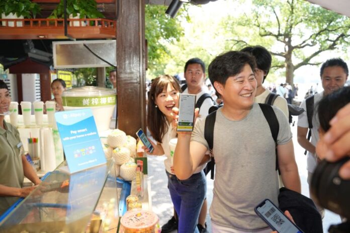 2023年，螞蟻國際境外合作錢包的多位CEO於杭州西湖體驗跨境掃碼支付。