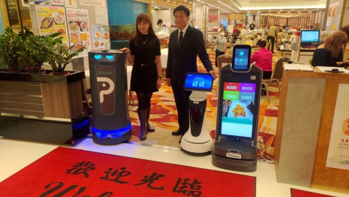 左：Tobot Solution（托寶智能方案）行政總裁兼創辦人 王嘉敏（Jazzy）