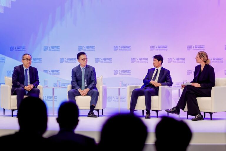 井賢棟與財經事務及庫務局局長許正宇等嘉賓就技術變革、產業應用及香港的創新路徑等話題進行交流
