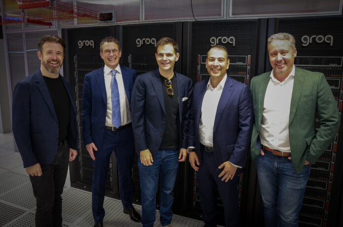 由左至右： Groq 亞太區總經理 Scott Albin, Groq 營收總監 Ian Andrews, Groq 行政總裁兼創始人 Jonathan Ross, Equinix 亞太區總裁 Cyrus Adaggra 及Equinix 澳洲董事總經理Guy Danskine