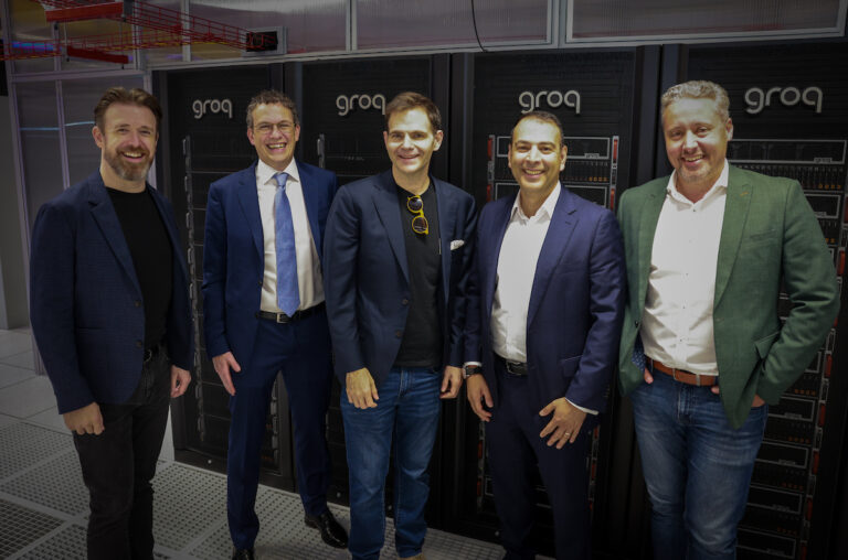 由左至右： Groq 亞太區總經理 Scott Albin, Groq 營收總監 Ian Andrews, Groq 行政總裁兼創始人 Jonathan Ross, Equinix 亞太區總裁 Cyrus Adaggra 及Equinix 澳洲董事總經理Guy Danskine