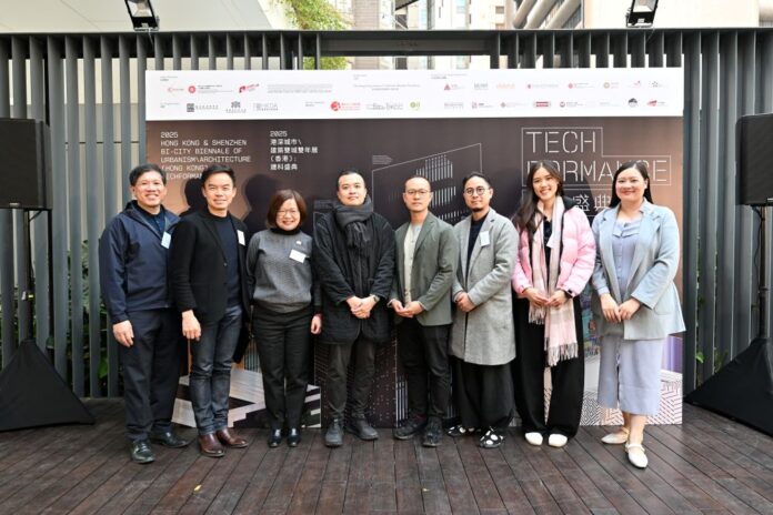 香港建築師學會雙年展基金會主席潘浩倫建築師（左二）、UABBHK 2025首席策展人何子偉博士（左四）、UABBHK 2025首席策展人曾偉俊建築師（右四）、UABBHK 2025執行策展人林灝泓建築師（右三）以及UABBHK 2025執行策展人陳學明（右二）。