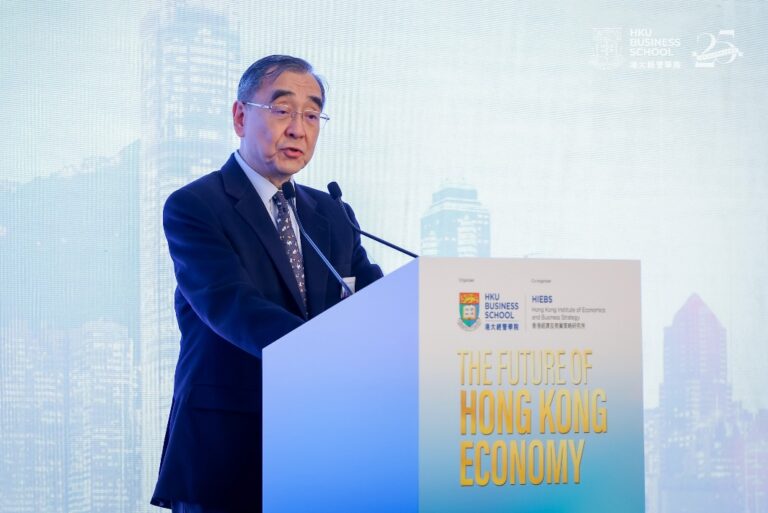 香港大學首席副校長、香港經濟及商業策略研究所總監王于漸教授致歡迎辭。