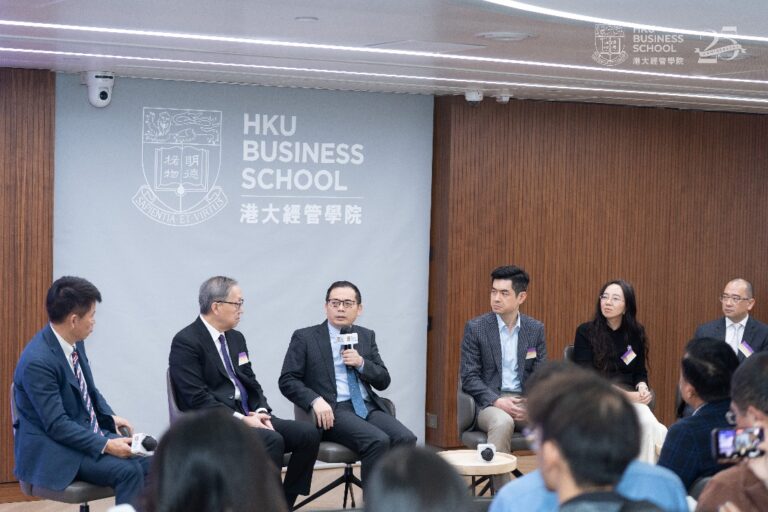 （左起）港大經管學院院長兼經濟學講座教授及中國經濟研究所所長蔡洪濱教授;香港鳳凰衛視主持人、時事評論員鄭浩；野村證券中國首席經濟學家陸挺博士；摩根士丹利董事總經理、中國首席經濟學家邢自強博士；華創證券總裁助理兼研究所聯席所長牛播坤博士；以及中央財經大學香港校友會會長、創興銀行執行副總裁陳智棠舉行圓桌討論