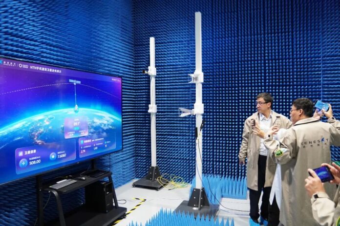 會上舉行了衛星電話“First Call”見證儀式，歐陽曄博士、曹金共同接聽了經由亞信科技NTN星載基站連接的第一次衛星通話