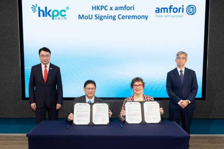 生產力局與全球貿易協會（amfori）簽署合作備忘錄，在生產力局首席技術總監張梓昌博士（後排左）及 amfori 東亞及太平洋地區總監李兆康（後排右）見證下，由生產力局綠色生活與創新部總經理蔡劍虹博士（前排左）及amfori總裁 Linda Kromjong （前排右）代表簽署。