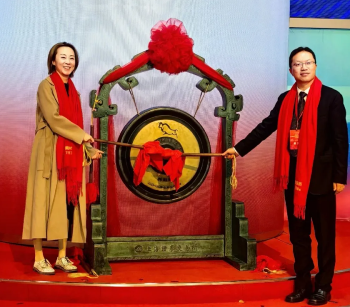 眾為資本合夥人于曉璐(左)，奕斯偉材料董事長楊新元(右)主持上市敲鐘儀式