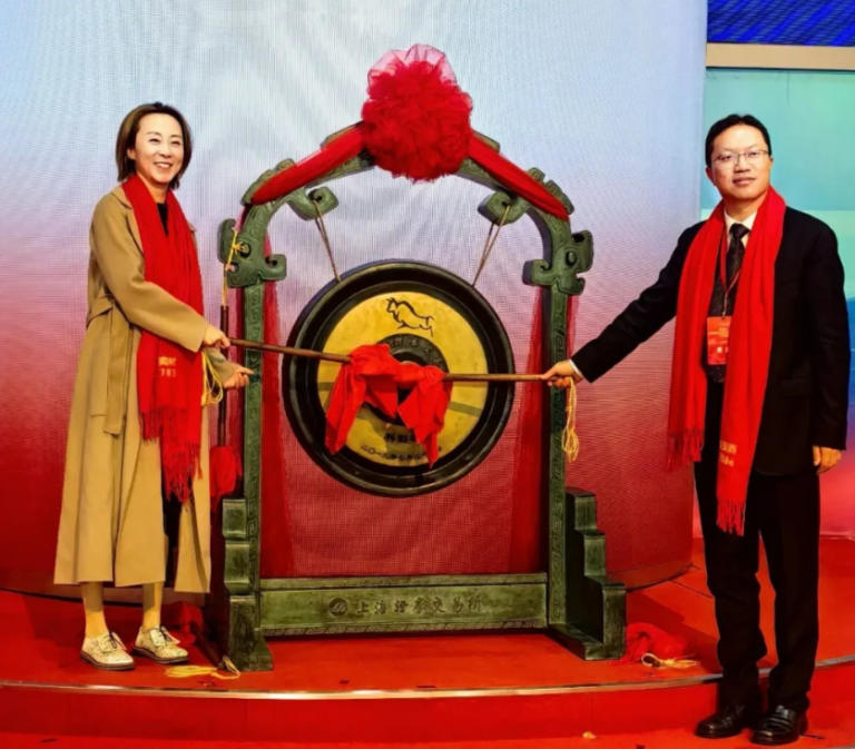 眾為資本合夥人于曉璐(左)，奕斯偉材料董事長楊新元(右)主持上市敲鐘儀式