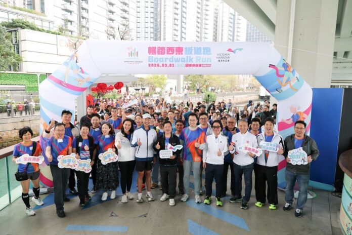 （左五至右四）海濱事務專員李愷崙、土木工程拓展署署長方學誠、 海濱事務委員會主席何文堯、東區民政事務專員黎旨軒、海濱事務委員會啟德海濱發展專責小組主席林家輝測量師及多位海濱事務委員會成員一起主持活動開跑儀式。