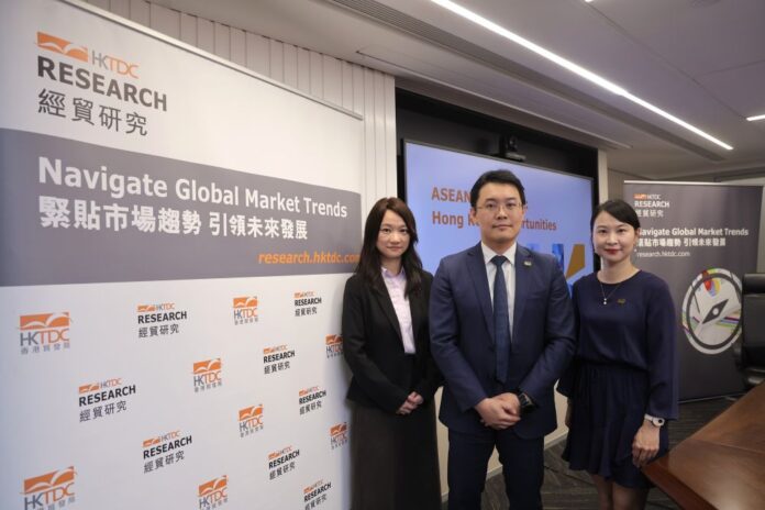 香港貿發局研究總監龐溟（中）、首席經濟師（亞洲及新興市場）胡潔雯（左），以及高級經濟師（大中華市場）楊翠麗（右），於旗艦商貿推廣活動「成就機遇．首選香港」在吉隆坡舉行前夕，公布最新調查結果及馬來西亞市場分析。