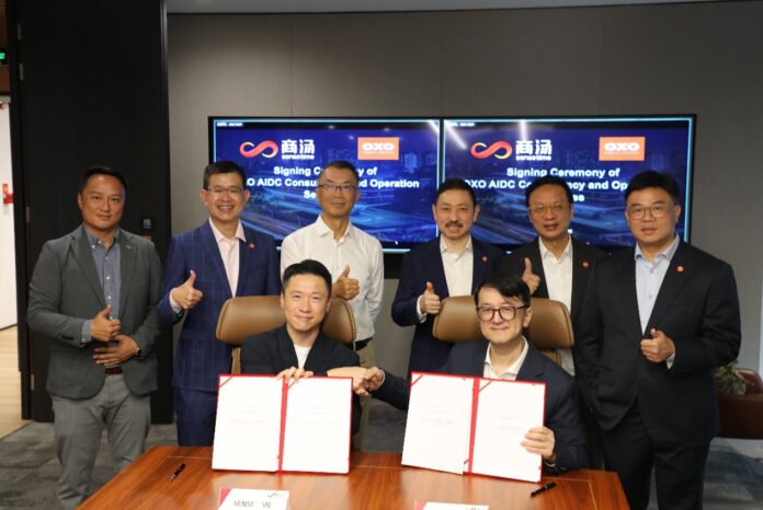 前排左起）商湯香港及澳門業務董事總經理馮愈與OXO執行長林建國簽署戰略合作協議，宣佈共建香港旗艦級AI數據中心；簽署儀式由（後排左三及四）商湯亞太總裁史軍及OXO董事總經理廖健升見證。