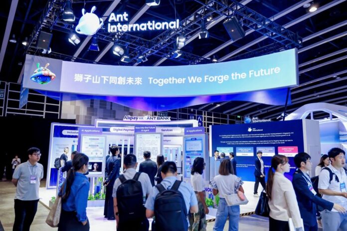 螞蟻國際在2025年香港金融科技週展位