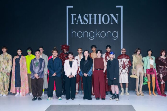 （前排左起）設計師Gary Tsang、設計師Mountain Yam、香港貿發局總裁張淑芬、香港貿發局成衣業諮詢委員會主席方淑君、設計師Angus Tsui及設計師Nathan Moy，現身 Fashion Hong Kong Runway Show 。